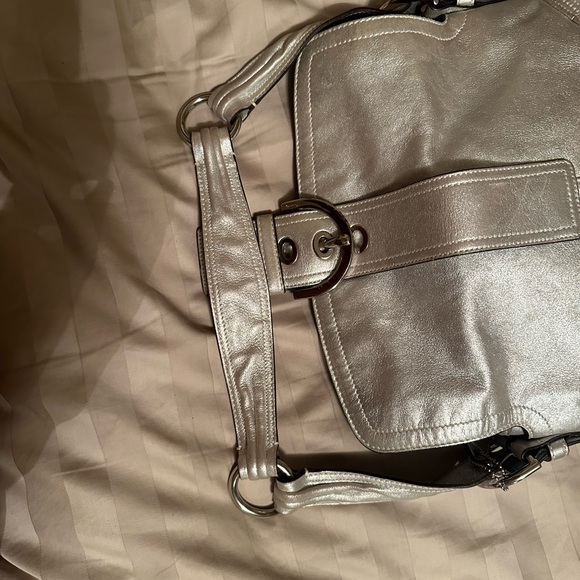 Rare silver leather buckle coach shoulder bag - Picture 9 of 14